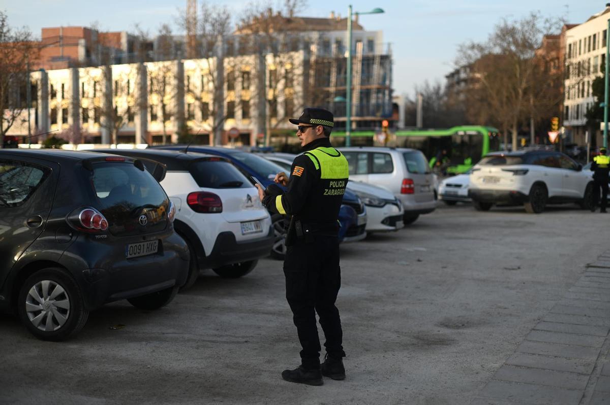 Un agente de la Policía Local de Zaragoza en el párking de Macanaz.