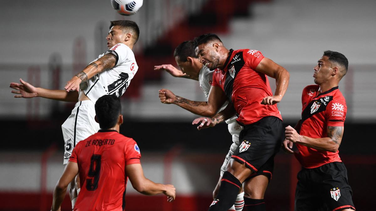 Un instante del partido entre Goianiense y Newell's.