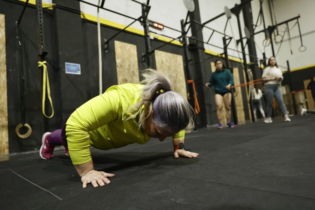 Una mujer realiza ejercicio en un gimnasio.