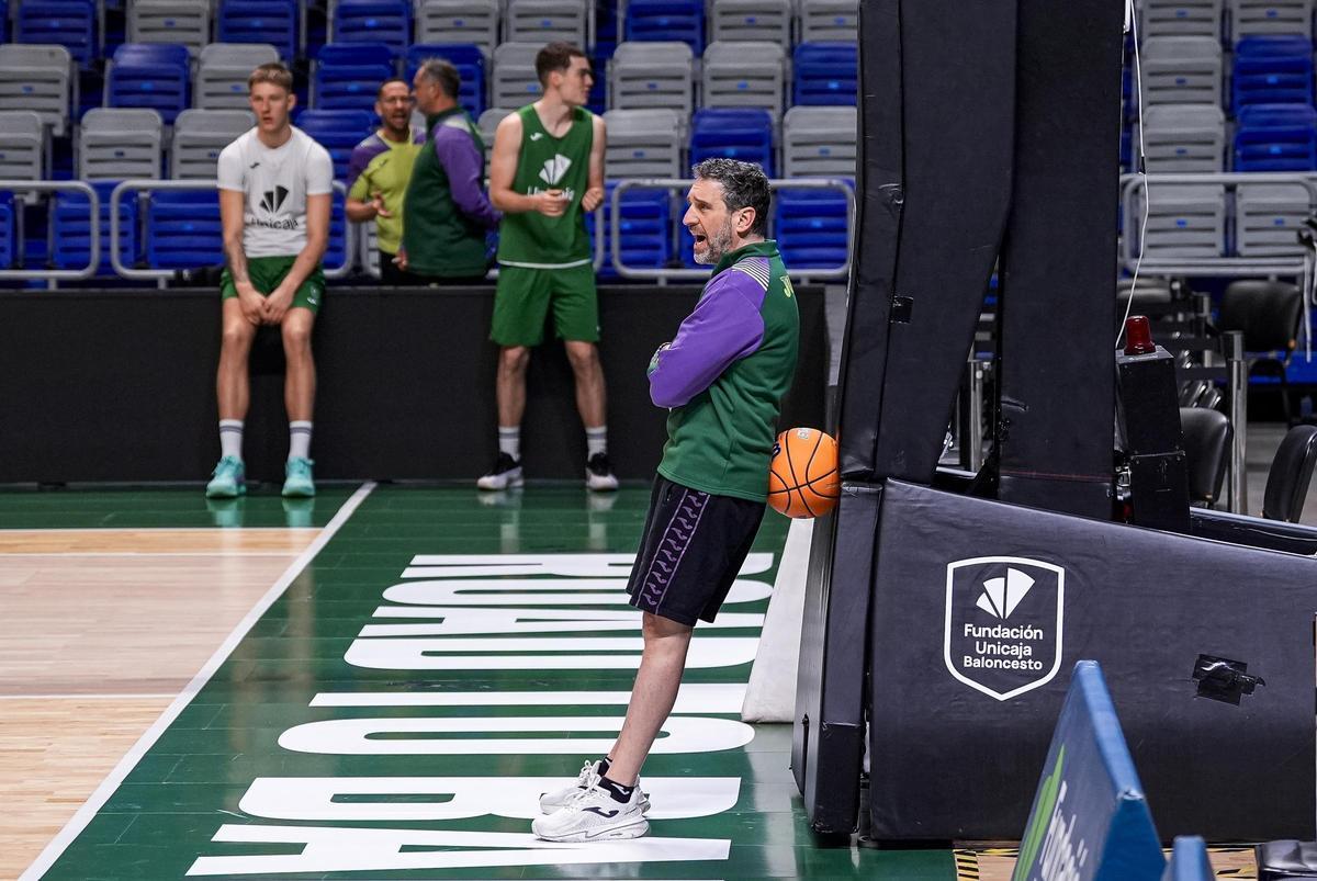 Ibon Navarro mira el entrenamiento del equipo previo al partido contra el ALBA.