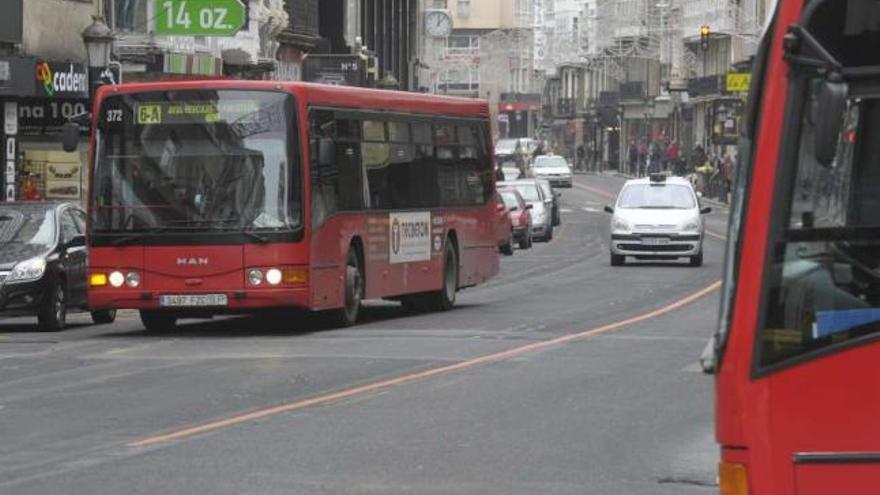 Un autobús circula por la calle San Andrés. / víctor echave