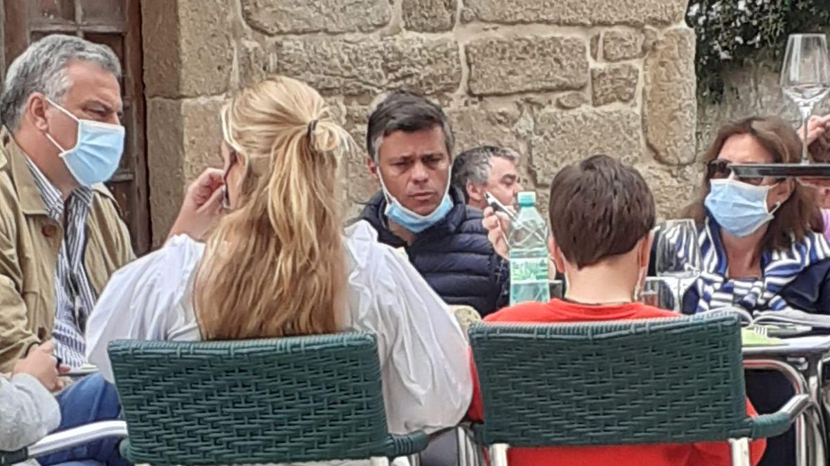 Leopoldo López estuvo en la terraza de un local hostelero próximo a la plaza de Fefiñáns.