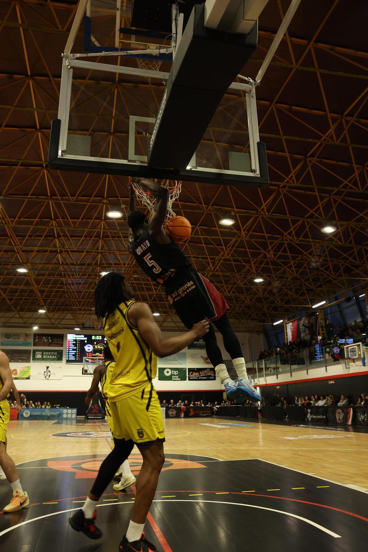 Esmaixada a dues mans d'Adebayo