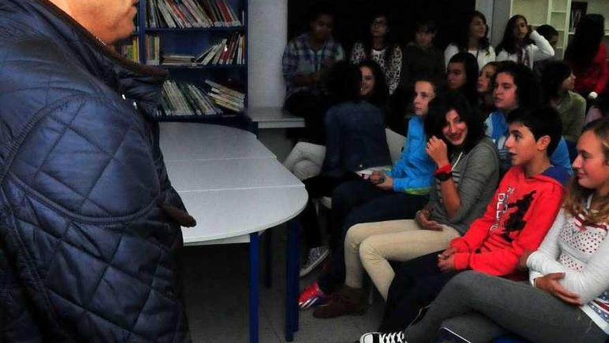 José Torres en una charla anterior en el colegio de Catoira. // Abella
