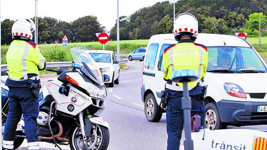 Més de 100 denúncies al dia en dues setmanes per l&#039;ús del mòbil o distreure&#039;s al volant