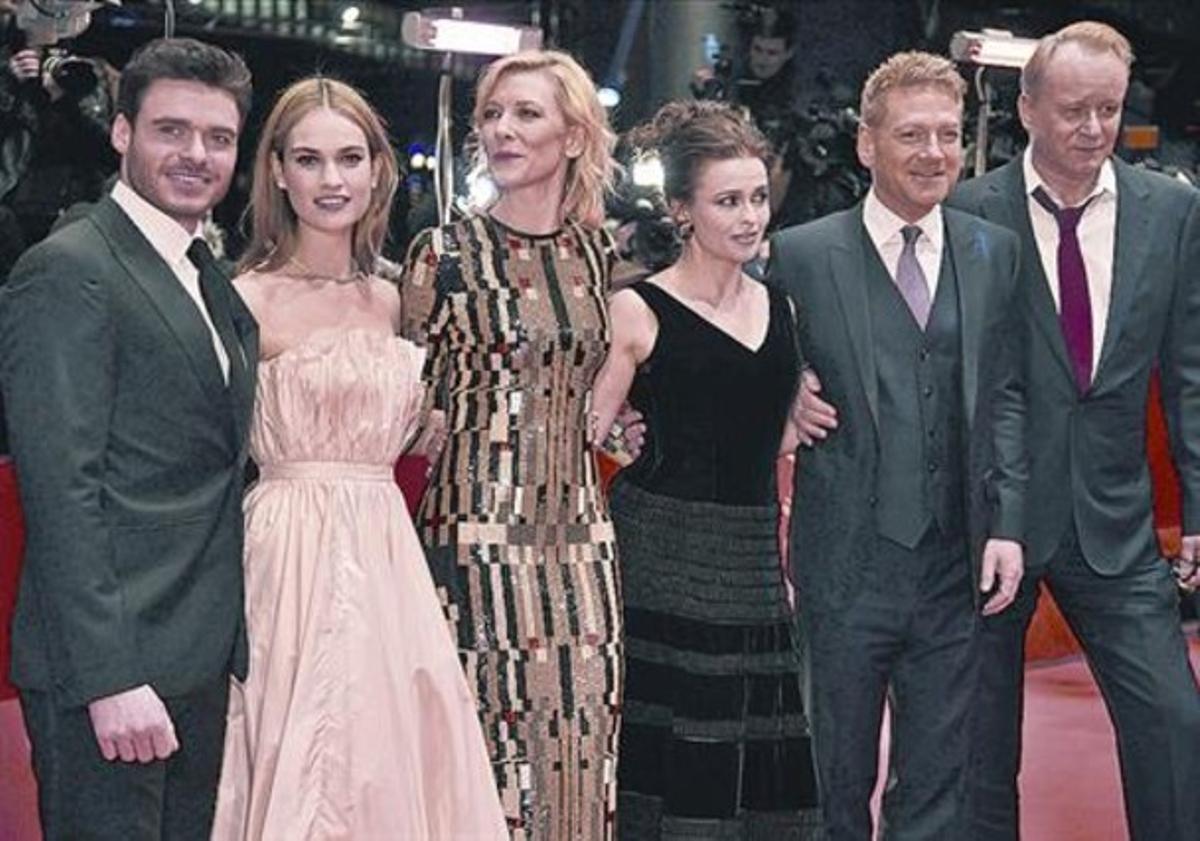 Richard Madden, Lily James, Cate Blanchett, Helena Bonham Carter, Kenneth Branagh i Stellan Skarsgard. Richard Madden, Lily James, Cate Blanchett, Helena Bonham Carter, Kenneth Branagh i Stellan Skarsgard.