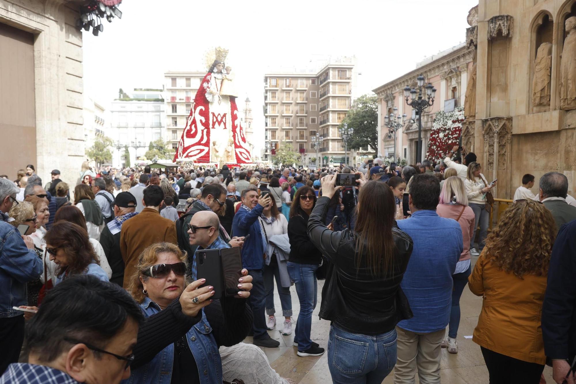 Cientos de personas acuden a ver el manto de la Virgen