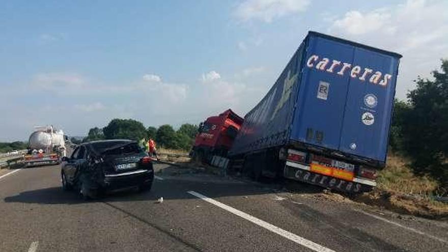 Así quedaron el Porsche y el tráiler tras el siniestro. // FdV