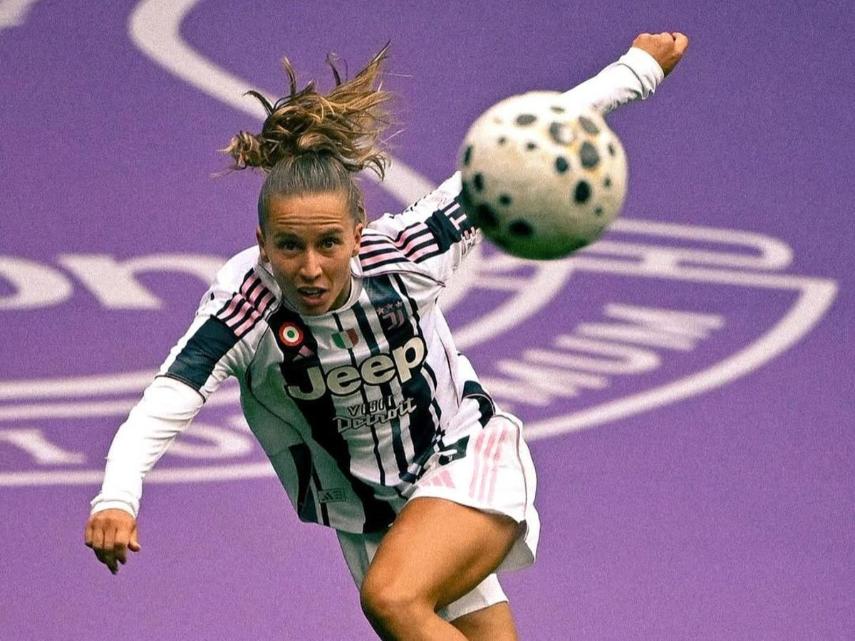 Tatiana Pinto con la mirada fija en el balón