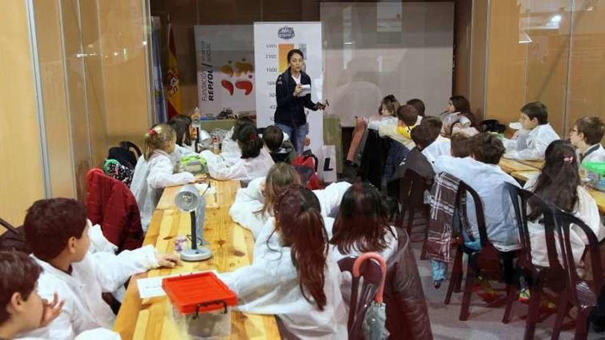 Escolares en un taller de la Fundación Repsol.