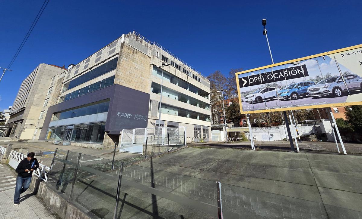 Vista general del edificio del antiguo concesionario de Opel en la Avenida de Madrid.