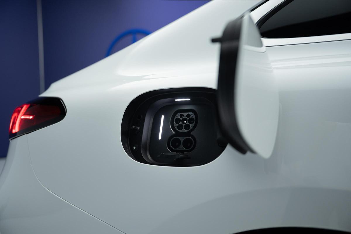 La marca habla de hasta 751 kilómetros de autonomía WLTP en la versión ya disponible para reserva, aunque en la información técnica también menciona una cifra máxima de 762 kilómetros WLTP dependiendo de la configuración