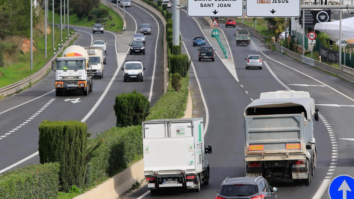 Camiones de transporte en el segundo cinturón de Ibiza