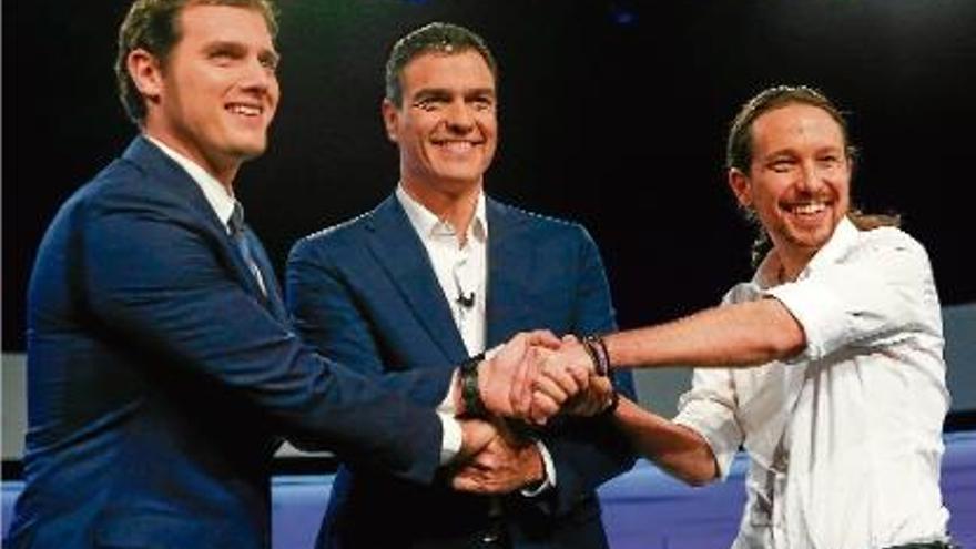 Rivera, Sánchez i Pablo Iglesias se saluden instants abans de l&#039;inici del debat.