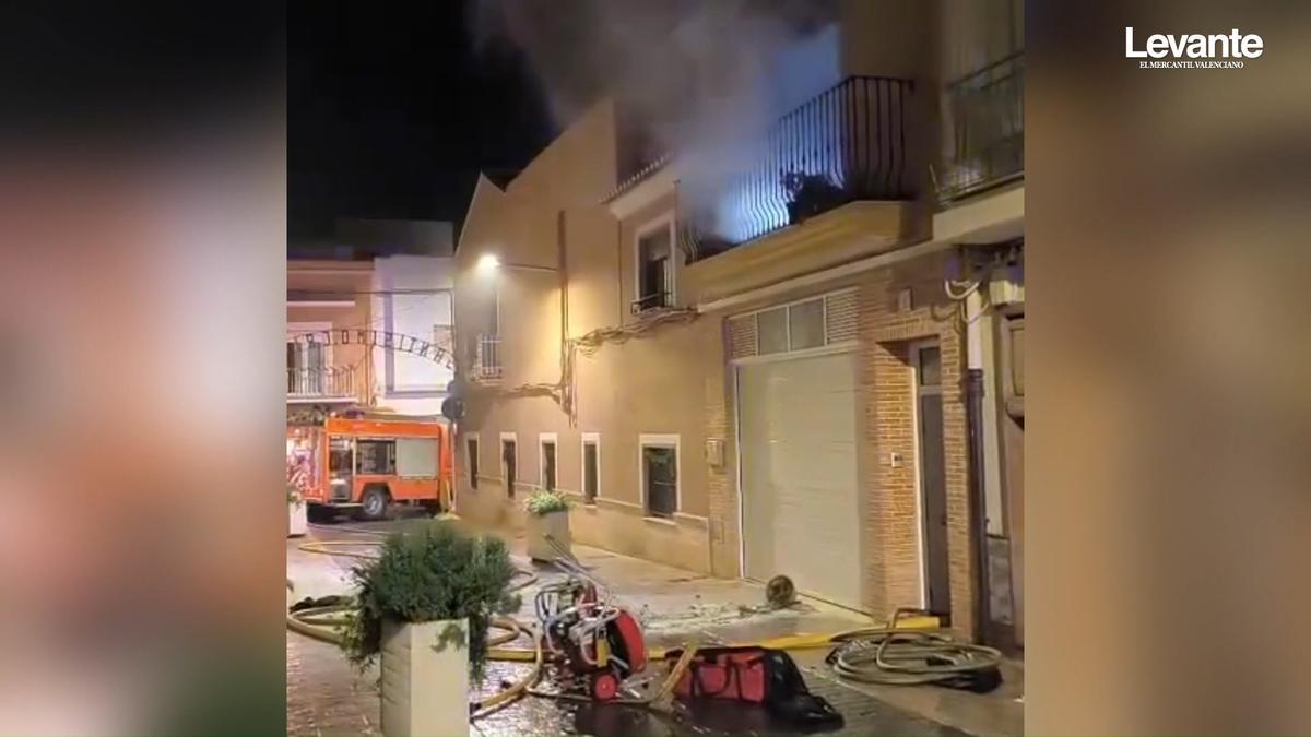 Dos vecinos de l'Alcúdia de Crespins, hospitalizados por inhalación de humo