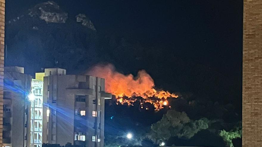 Un incendio en la vereda del monte La Atalaya de Cartagena devora 900 metros cuadrados