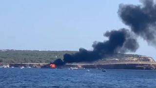 Nuevas imágenes del incendio del megayate en Formentera en agosto