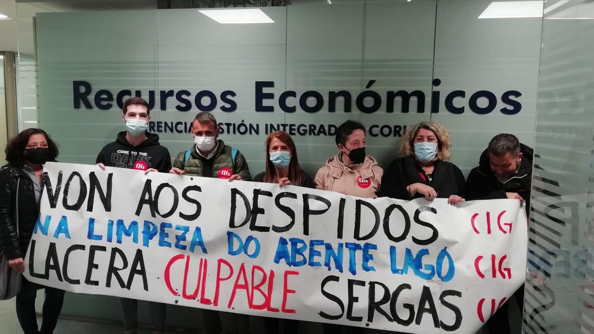 Personal de limpieza de Abente y Lago y representantes de la CIG, encerrados en el edificio del Hotel de Pacientes del Chuac.