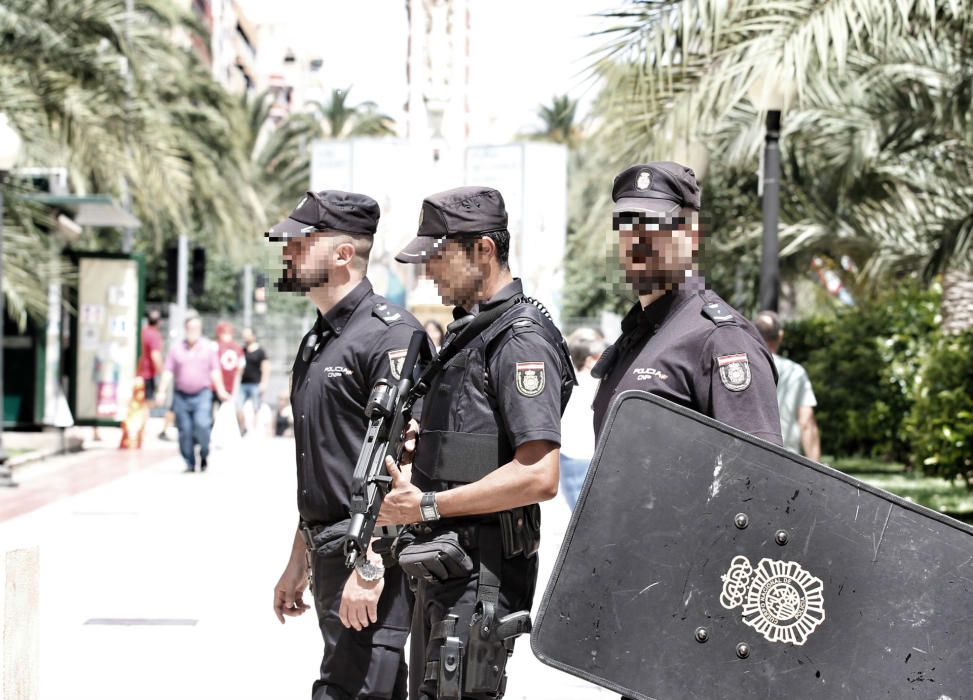 Las mascletàs previas a hogueras arrancan con mucho público y sin incidentes