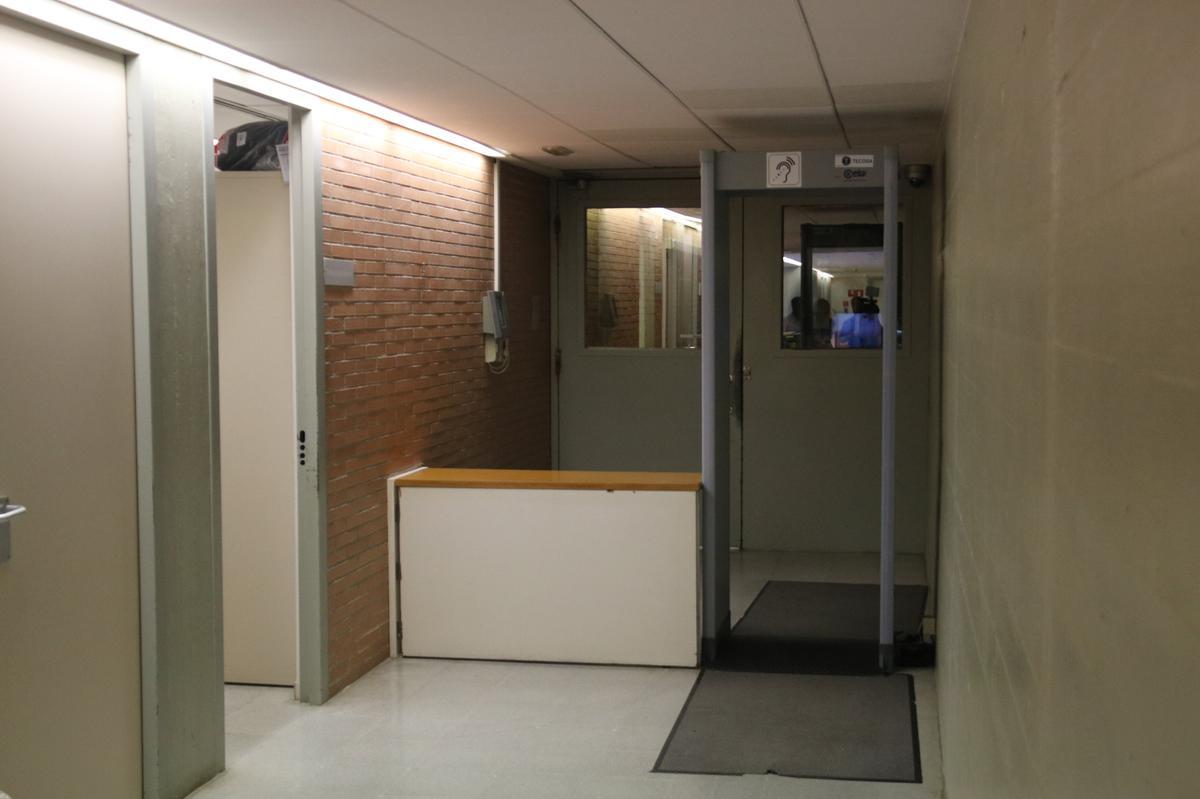 Arco detector de metales en la entrada del hospital penitenciario de Terrassa