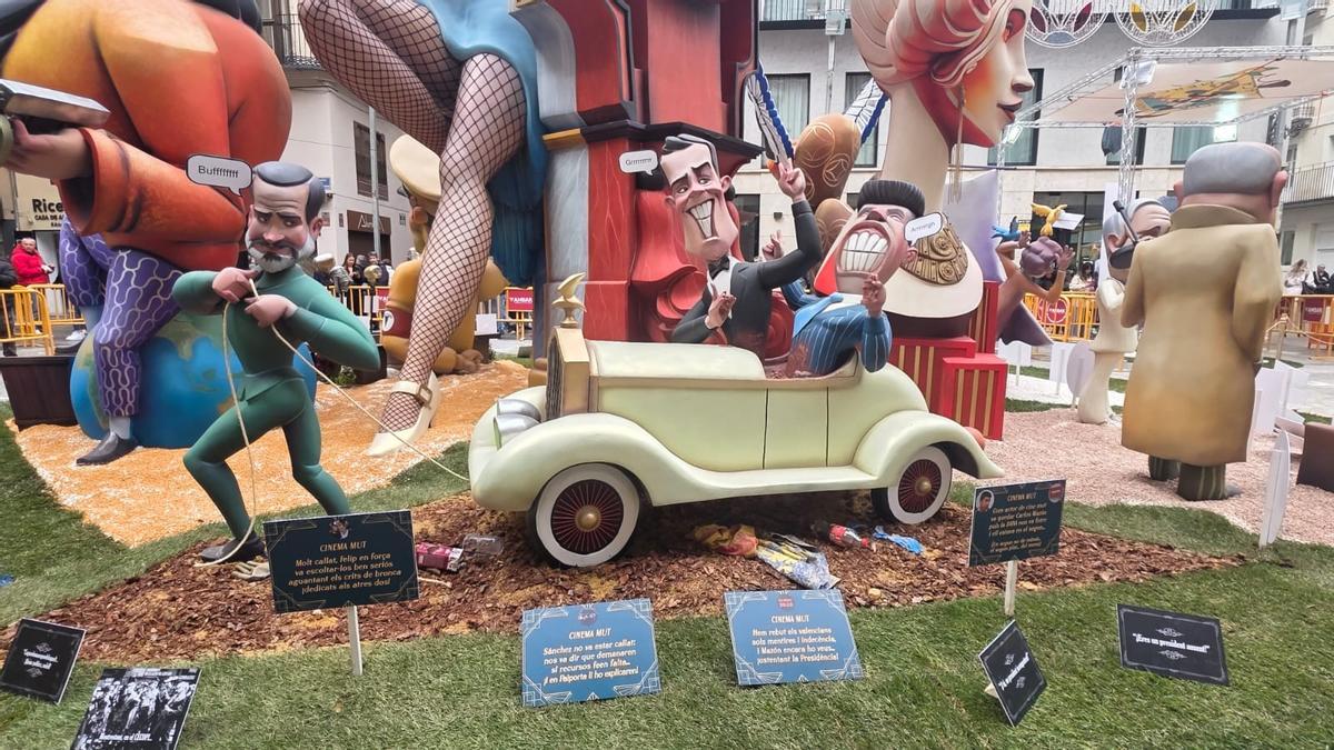 Felip VI espenta un cotxe amb Sánchez i Mazón en la Falla de la Mercé d'enguany.