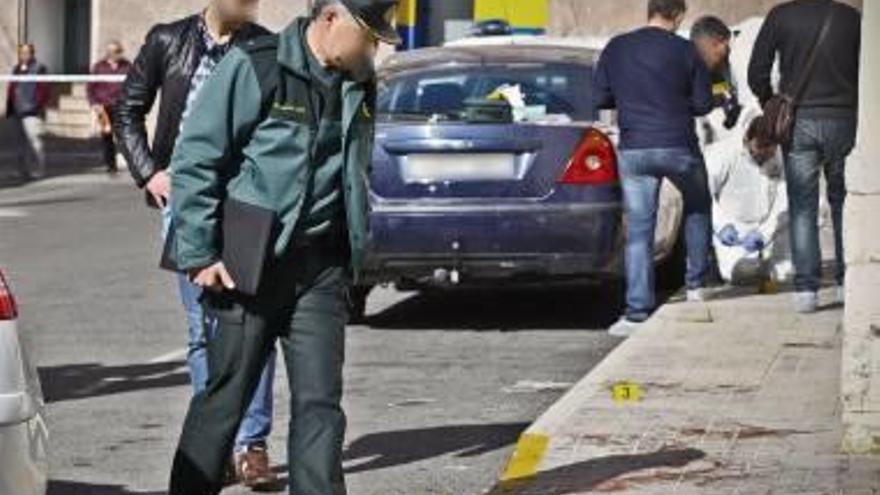 La Guardia Civil examina el lugar donde se halló el cadáver.