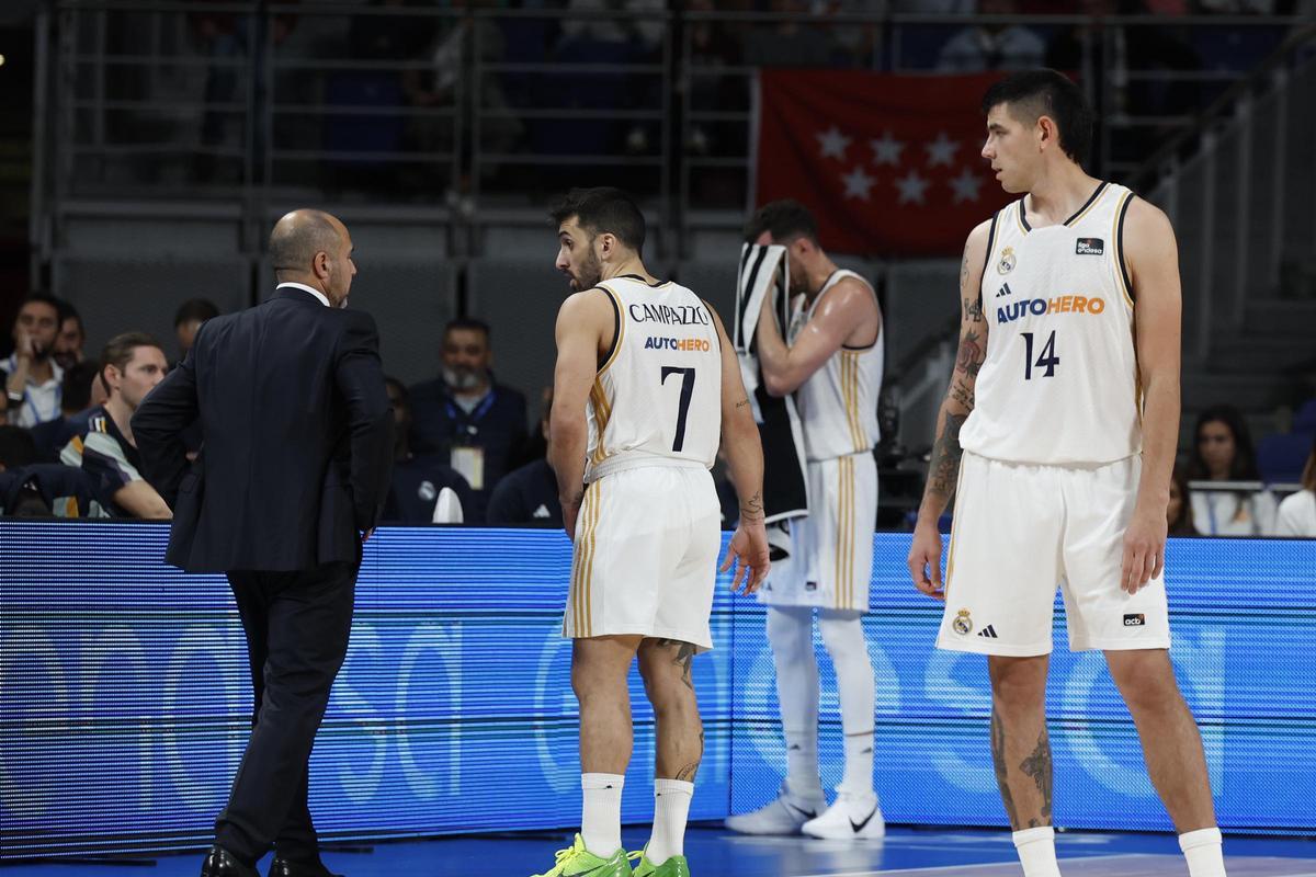 Chus Mateo, junto a sus jugadores en un tiempo muerto