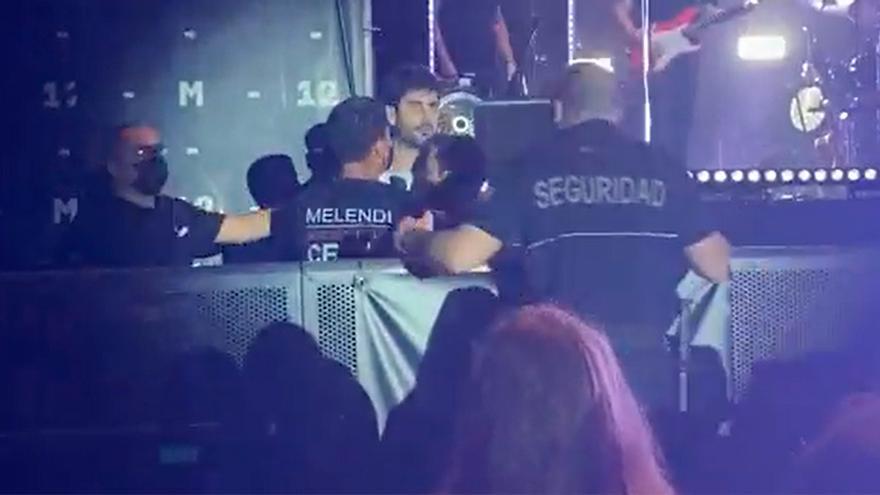 Melendi se encara con un vigilante de seguridad en pleno cocnierto  para defender a un fan:  &quot;¡Que no se coge a la gente, gilipollas!&quot;