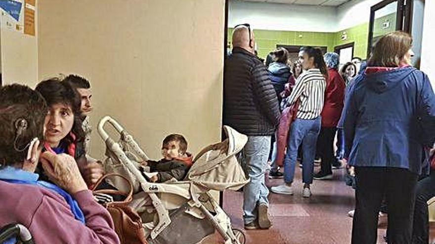 Pacientes del Centro de Salud Benavente Sur esperando a realizarse pruebas analíticas.