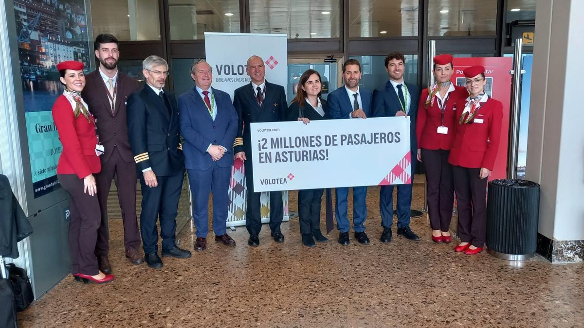 Bárbara Padrés, junto a Gabriel Schmilovich, Pedro Cotilla y la tripulación del vuelo en el que llegó este miércoles desde Barcelona.