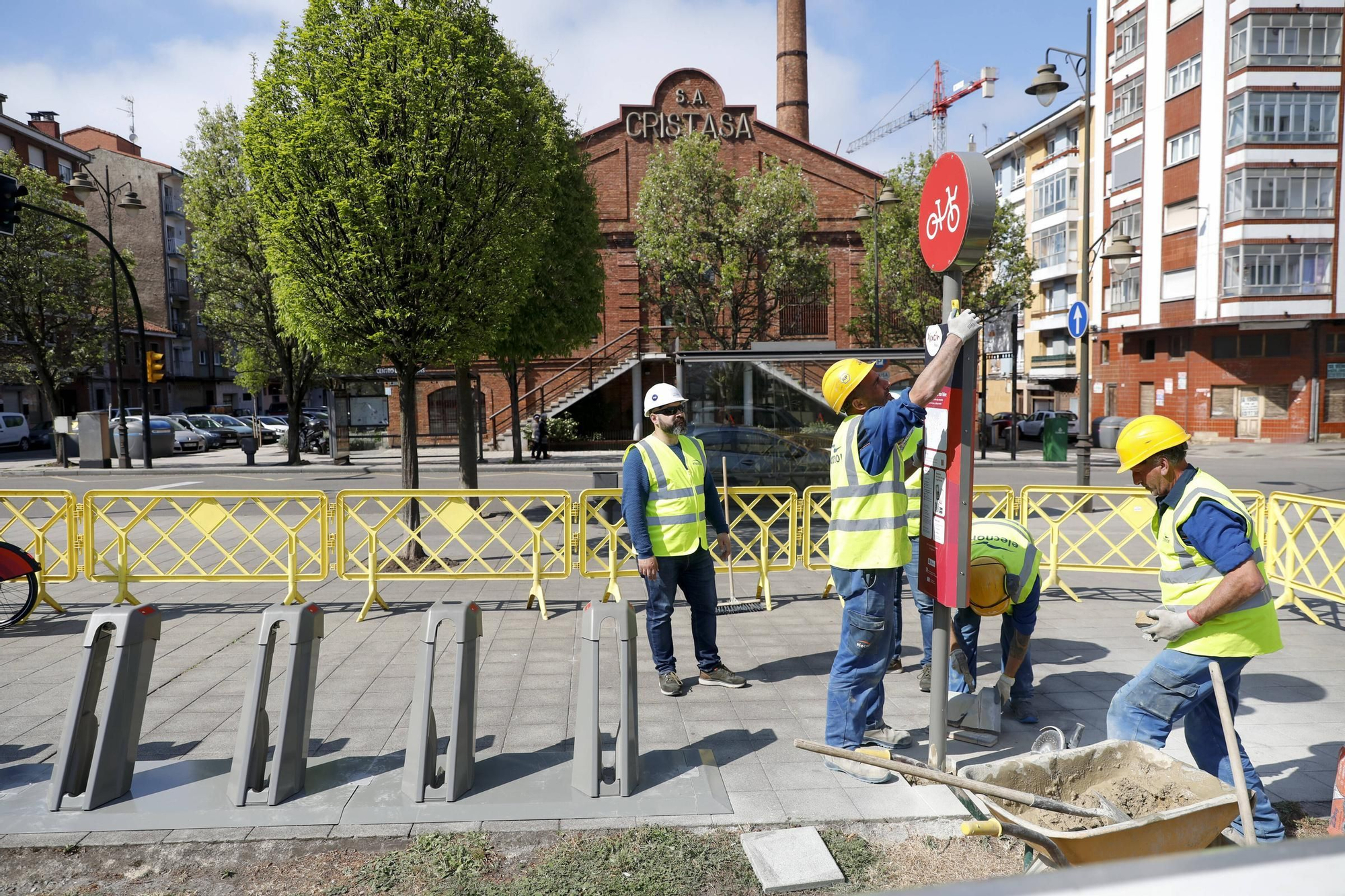 En imágenes: Arranca la instalación de las nuevas estaciones de la red de bicicletas eléctricas en Gijón