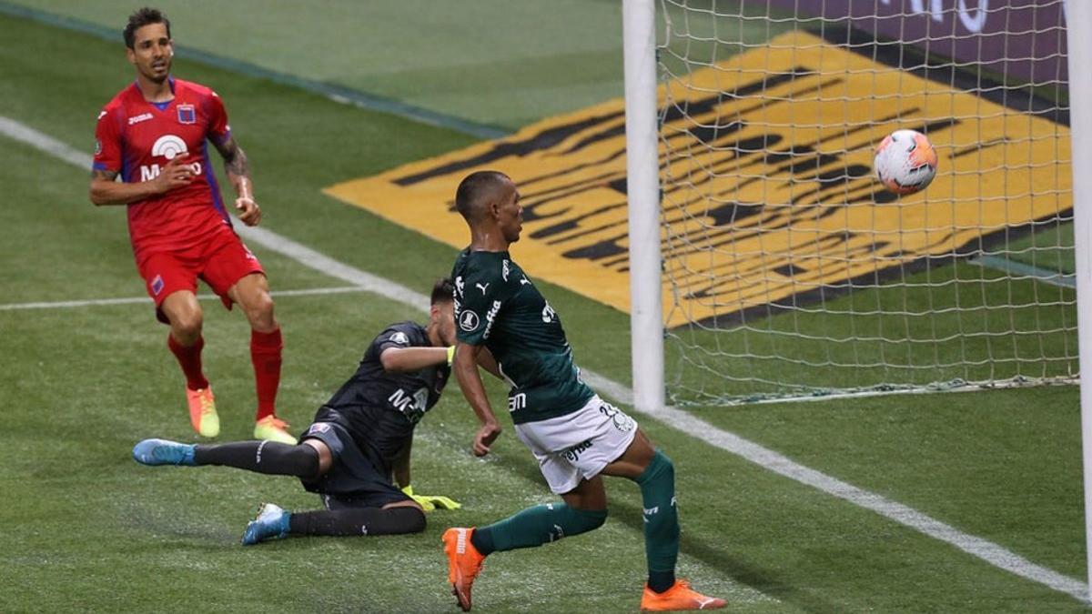 Gabriel Veron marcando su primer gol con el Palmeiras en la Copa Libertadores