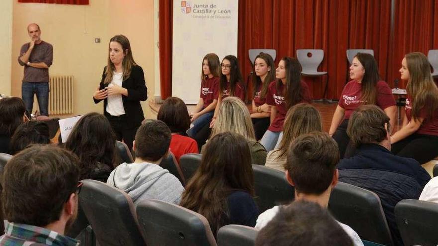 Los alumnos zamoranos escuchan la labor del equipo de convivencia del IES Miguel Catalán de la localidad madrileña de Coslada.