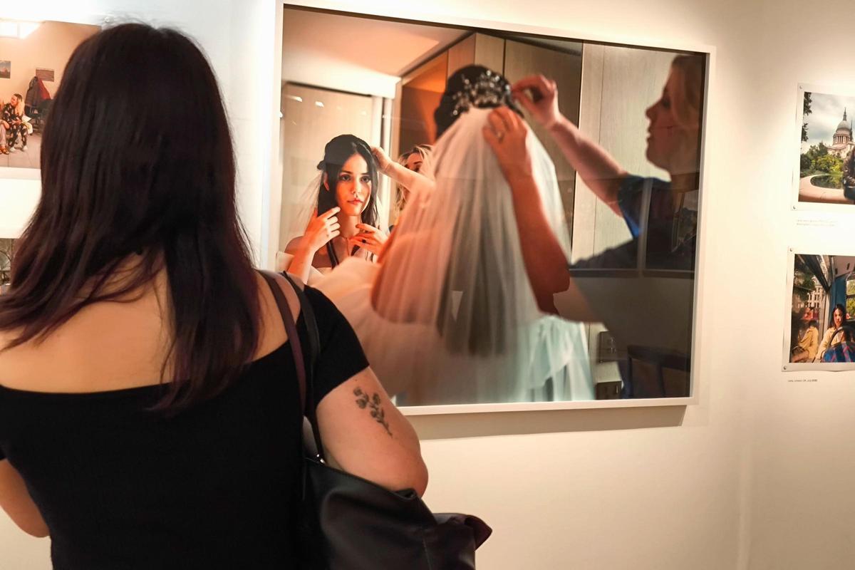 La fotógrafa Polly Braden expone en Londres retratos de mujeres obligadas a abandonar Ucrania