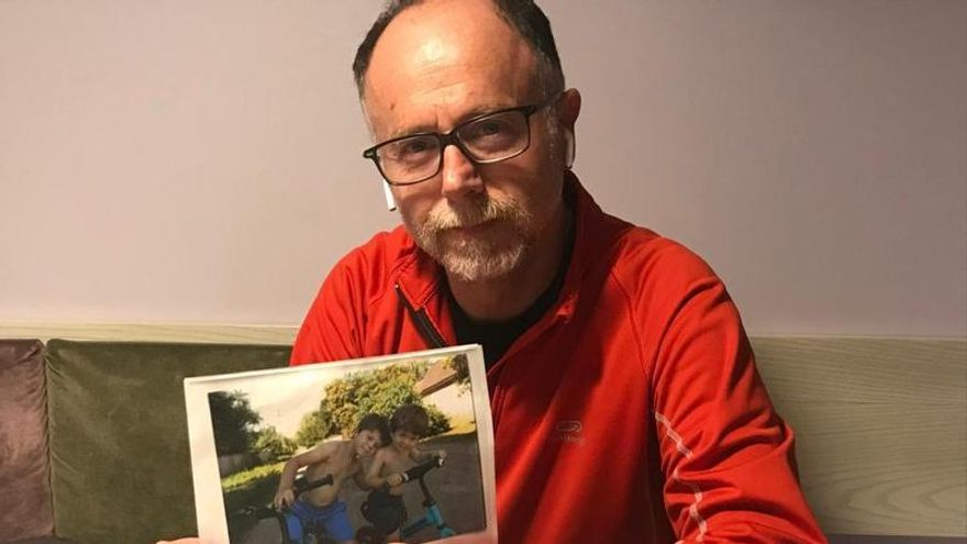 Juan Antonio Luna, con la foto de sus hijos en la mano.