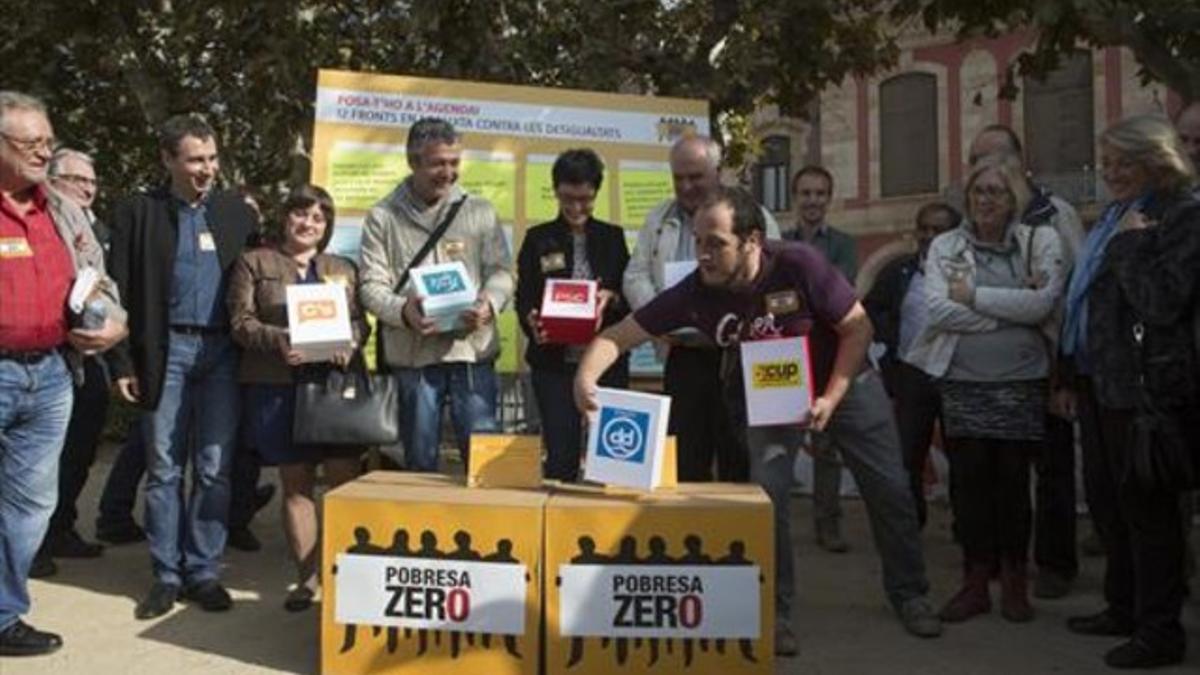 David Fernández gira la caja del PP, ausente en un acto contra la pobreza, ayer.