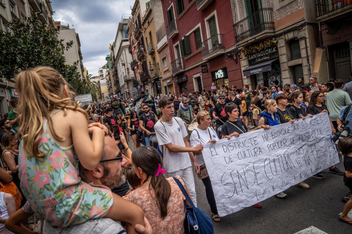 Un funeral por la cultura popular sustituye la masiva cercavila de las fiestas de Gràcia 2024