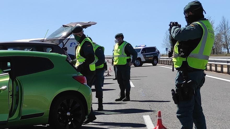 Miembros de la Guardia Civil en el momento de la detención.