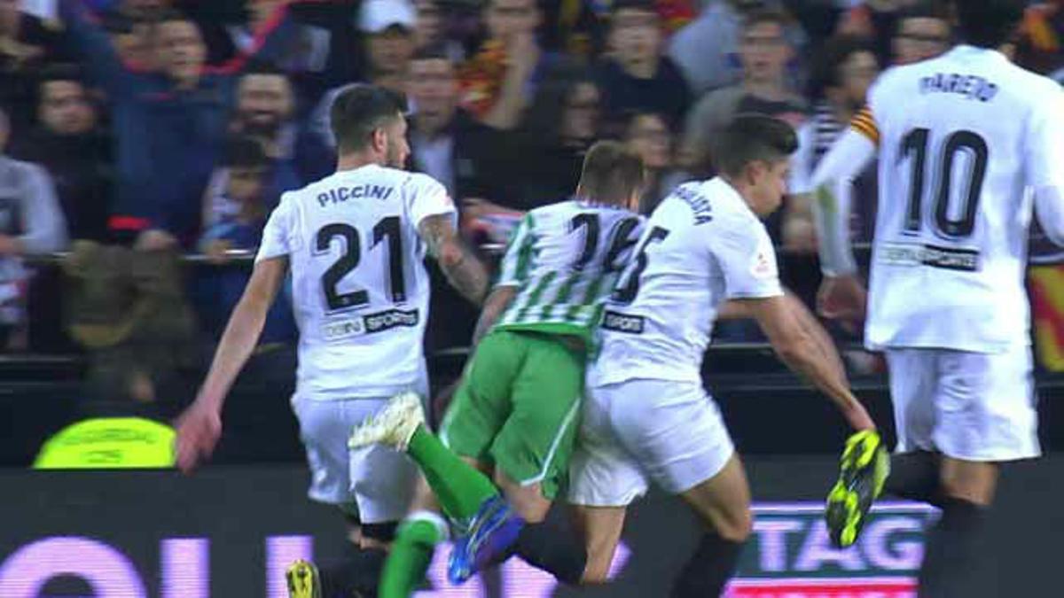 El Betis, a la desesperada: pidió penalti en el minuto 90