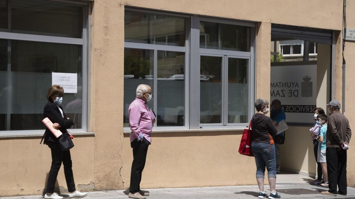 Ciudadanos guardan su turno en las oficinas municipales de Santa Ana.