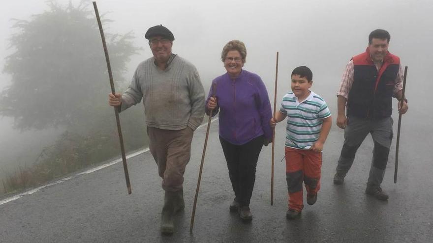 Arriba, la familia Valle-Fernández a su paso por La Güesera. Sobre estas líneas, Francisco Gelot y sus amigos llegando con su ganado a Enol.