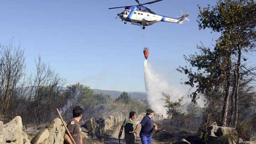 El helicóptero momentos antes del incidente, trabajando en el incendio de Coles.  // Brais Lorenzo