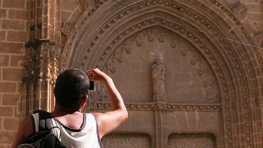 Un turista fotografiaba ayer la portada gótica de la iglesia de Sant Bertomeu de Xàbia