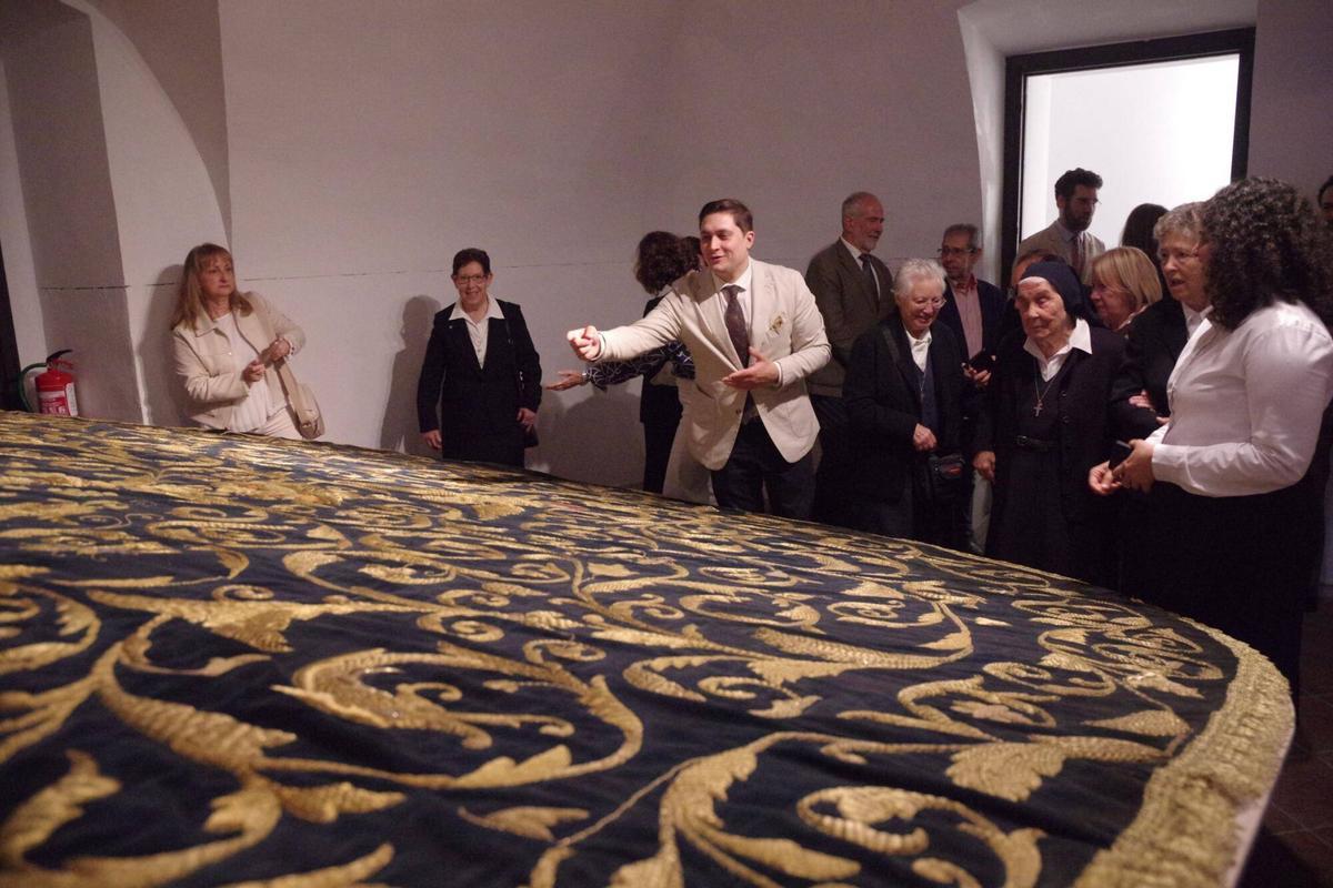 La Agrupación de Cofradías muestra el legado de los bordados de las Hermanas Trinitarias en Málaga
