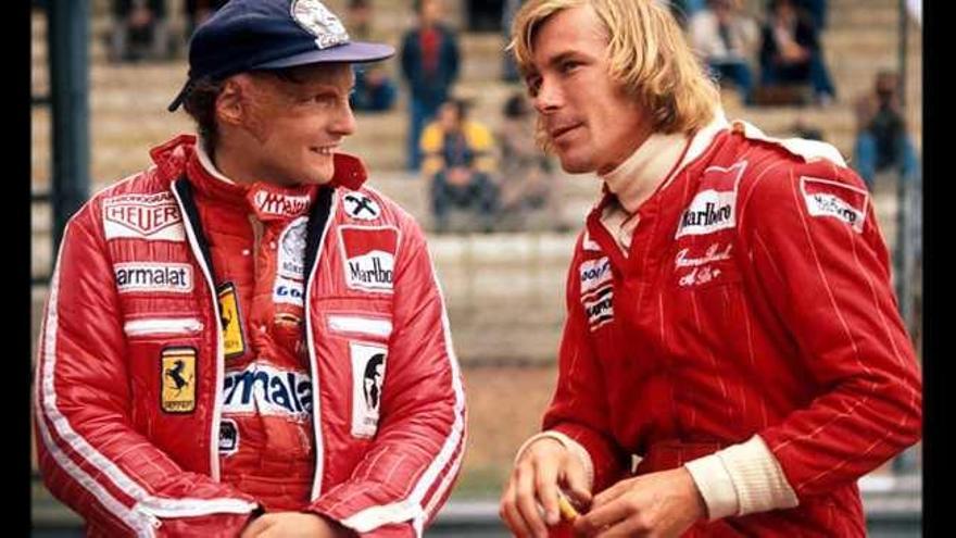 Con un carácter y un modo de estar en la pista radicalmente opuestos, Niki Lauda y James Hunt protagonizaron una de las rivalidades deportivas más fascinantes de la historia. Sus carreras fueron llevadas al cine en 2013 de la mano de Ron Howard, que eligió con buen criterio a Daniel Bruhl para interpretar al campeón vienés. Lauda ganó su tercer y último título mundial después de recuperarse del siniestro y someterse a uno de sus famosos trasplantes de riñón. En la imagen, el piloto (izquierda) junto a Hunt.