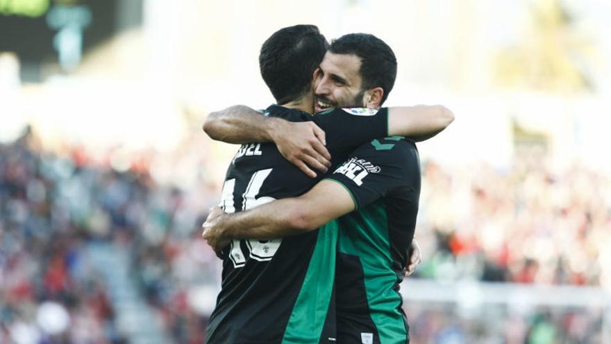 Yacine y Fidel se abrazan tras el primer gol del Elche en Almería