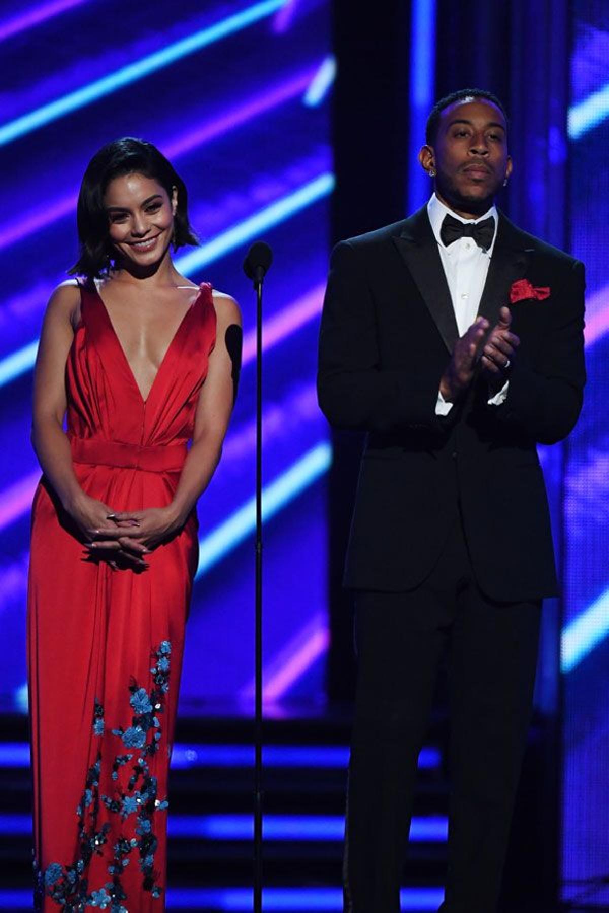 Billboard Music Awards 2017: Vanessa Hudgens con vestido rojo de Carolina Herrera