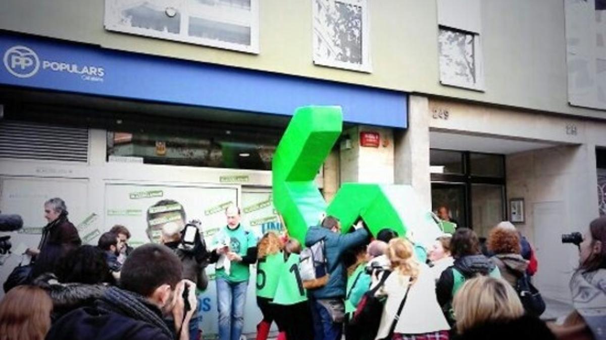 Acción de la PAH frente a la sede del PPC en Barcelona.