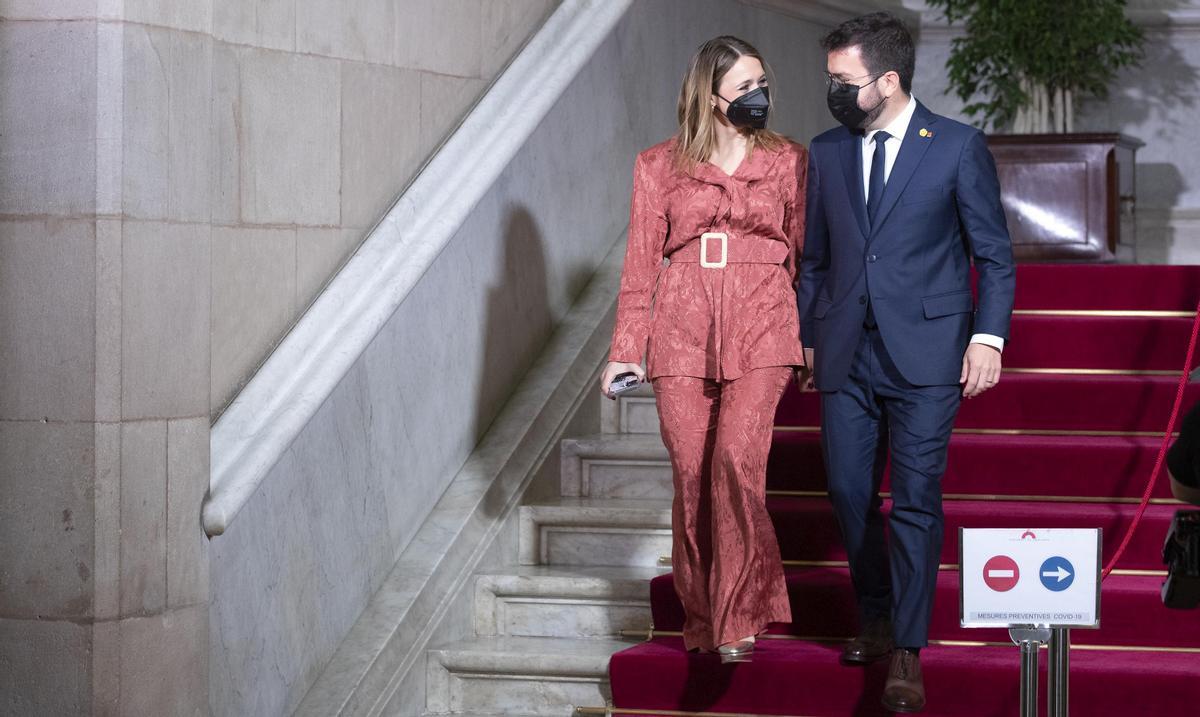 Pere Aragonès con su mujer Janina Juli Pujol, la que será hoy primera dama Catalunya, en el Parlament.