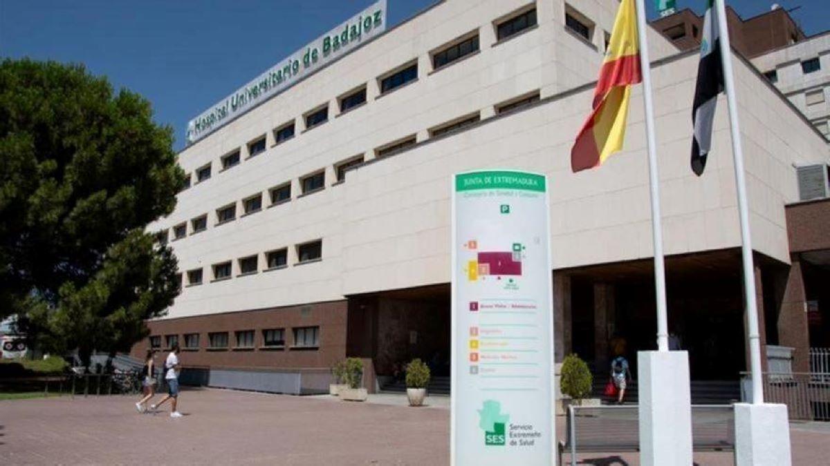 Hospital Universitario de Badajoz donde se encuentra ingresado el herido.